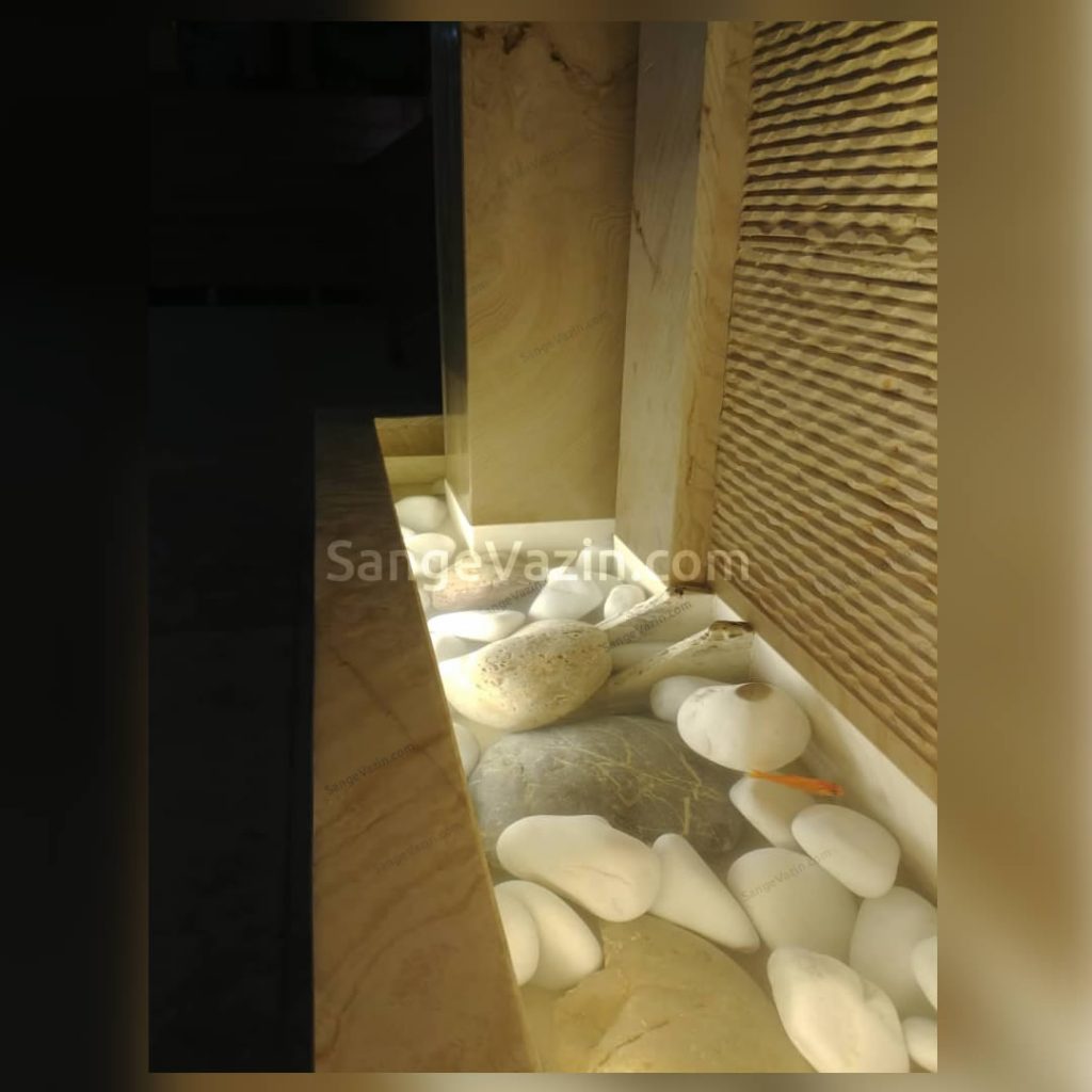 الحصى النهرية في نافورة شلال ماندانا مع الإضاءة