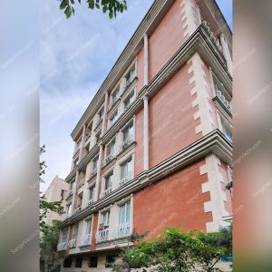 حجر الترافرتين الأحمر وعباس أباد في واجهة المبنى