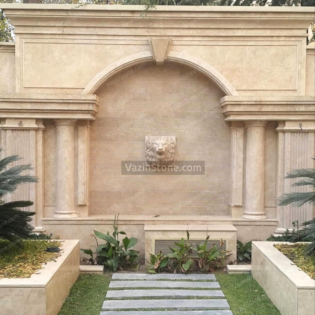 أحجار جدارية مصممة بأعمدة وكورنيش وتماثيل رأس الأسد
