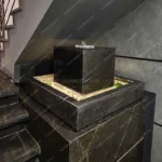 نافورة حجرية مصممة بأسلوب المكعب المعلق
