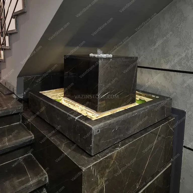 نافورة حجرية مصممة بأسلوب المكعب المعلق