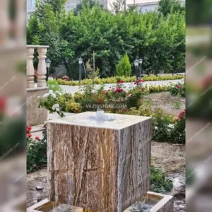 نافورة حجرية مصممة بأسلوب المكعب المعلق