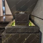 نافورة حجرية مصممة بأسلوب المكعب المعلق