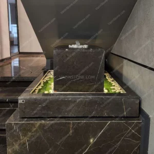 نافورة حجرية مصممة بأسلوب المكعب المعلق