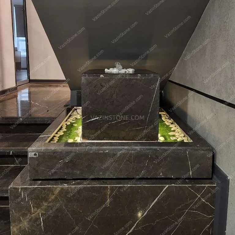 نافورة حجرية مصممة بأسلوب المكعب المعلق