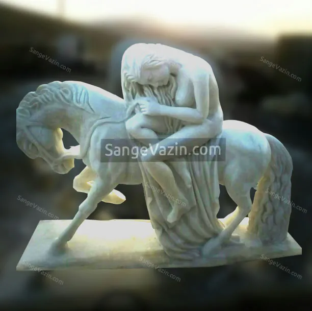 تمثال فتاة مع حصان
