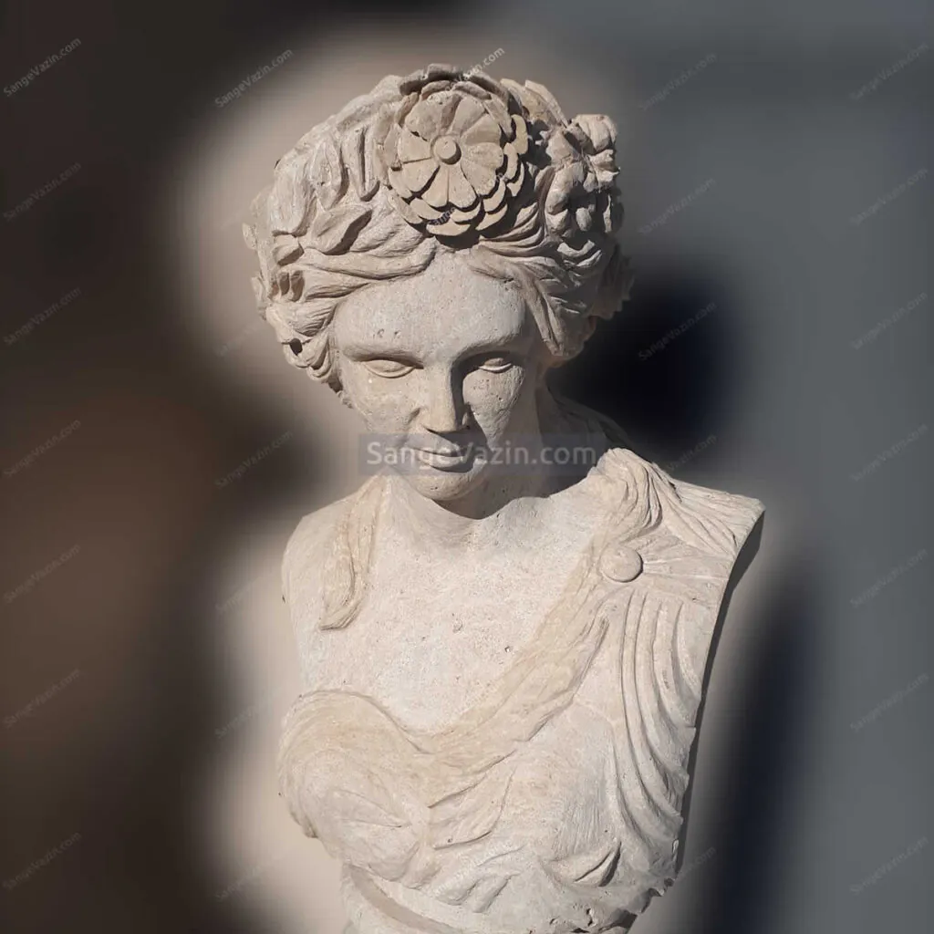 تمثال حجري لامرأة 