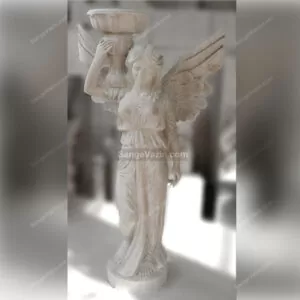 تمثال الملاك يحمل كأس