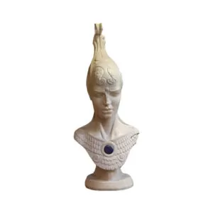 تمثال المرأة المصرية مصنوع من الترافرتين