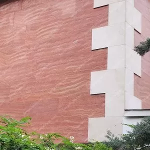 حجر ترافرتين أحمر أمام المبنى