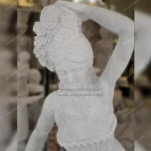 تمثال المرأة الرومانية منحوتة من الترافرتين