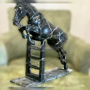 تمثال الحصان القافز منحوت من الرخام الأسود