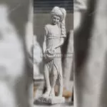 تمثال فتاة تحمل الجرة