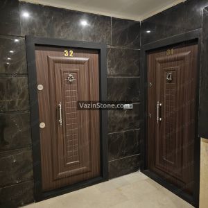 سنگ اسپادر مشکی در دیوار راه پله و در ورودی خانه
