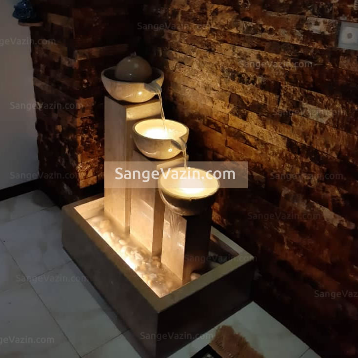 آبنمای سنگی سانیا با سه ستون و نور پردازی در کار