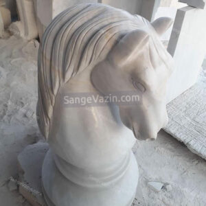 مجسمه سنگی مهره اسب شطرنج به رنگ سفید