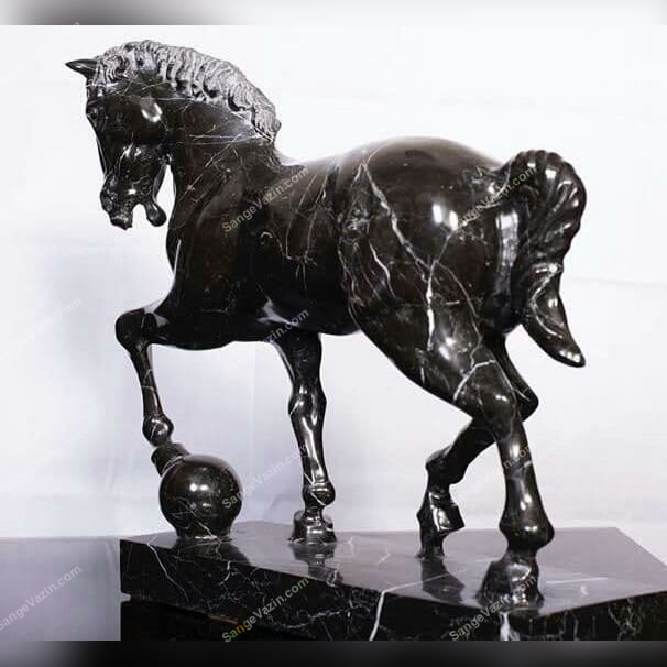 مجسمه سنگی اسب