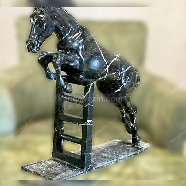 مجسمه اسب