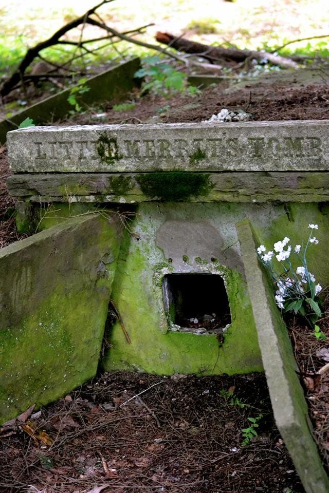 سنگ مزار با پنجره - سنگ قبر عجیب مریت