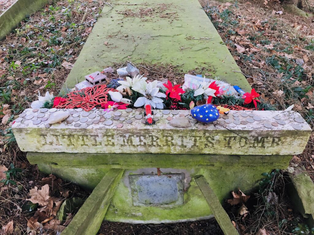 سنگ مزار با پنجره - سنگ قبر عجیب مریت از نمای روبرو