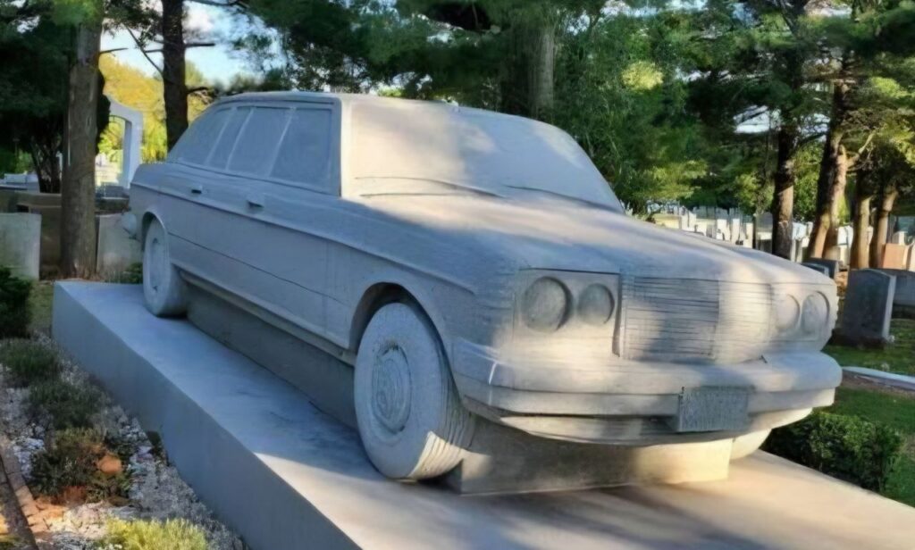 بنز در سنگ مزار - مزار رایموند جوان