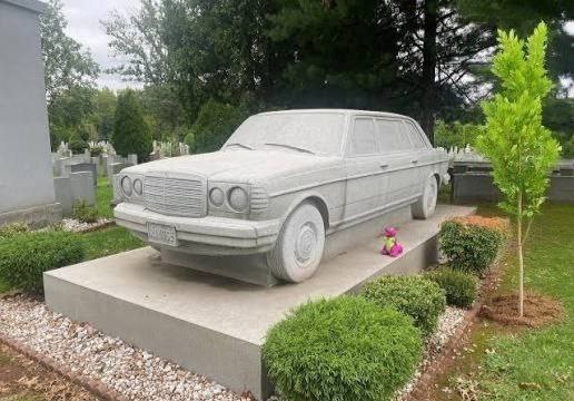 بنز در سنگ مزار