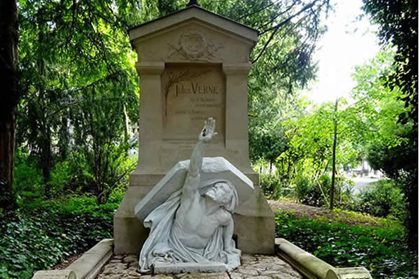 سنگ قبر خاص ژول ورن