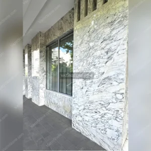 سنگ چینی سفید در نمای ساختمان