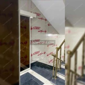 عکس نصب ماربل شیت در دیوار راه پله