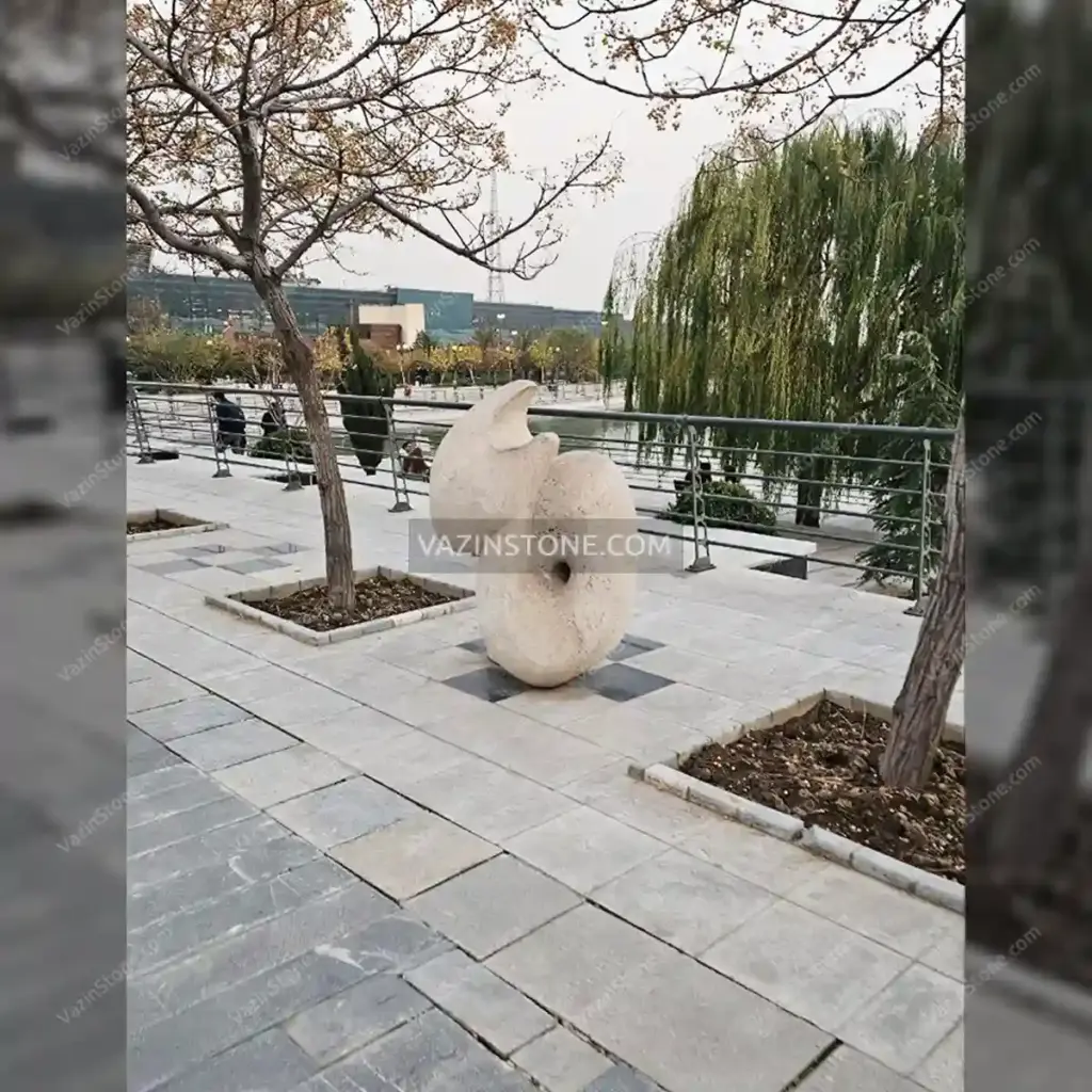 عکس مجسمه انتزاعی سنگی باغ کتاب