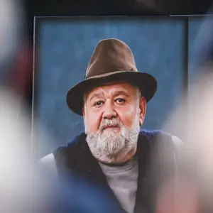 سنگ مزار اکبر عبدی