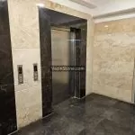 سنگ اسپایدر در قاب دور آسانسور و تایل کف