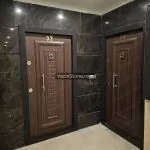 سنگ اسپادر مشکی در دیوار راه پله و در ورودی خانه