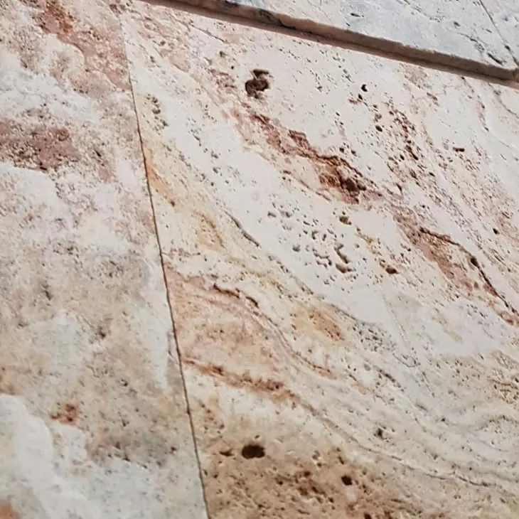 تخلخل سنگ تراورتن در نمای ساختمان