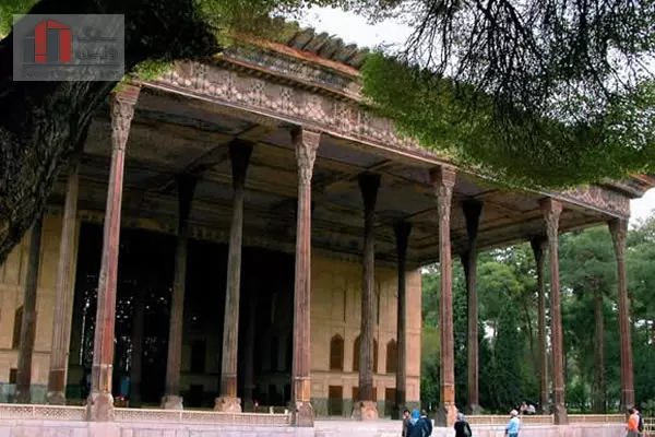  کتیبه ها روی شالی ستون های باریک 