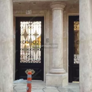 ستون سنگی یک تکه تراورتن در ورودی