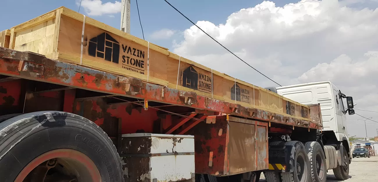 صادرات سنگ -کفی یا تریلی حامل پالت های سنگ