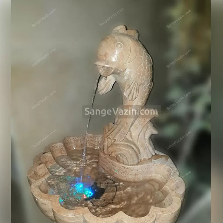 فواره آب از دهان ماهی ابنمای موج و ماهی
