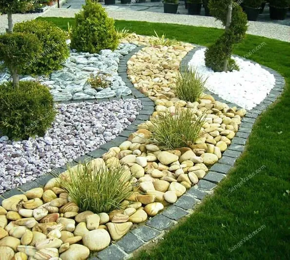 زیباسازی باغچه توسط قلوه سنگ رنگی