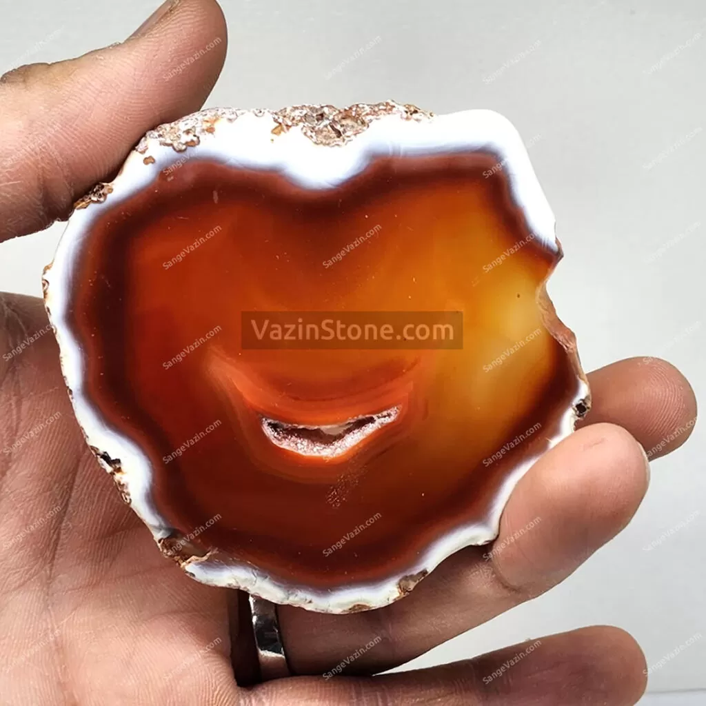 سنگ تزئینی عقیق نارنجی قهوه ای برزیل گرفته شده در دست