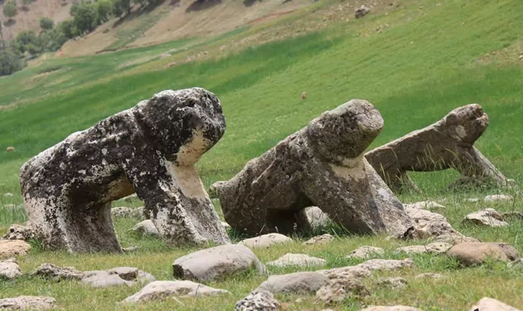شیر سنگی بر روی قبر