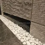 نمای نزدیک قلوه سنگ سفید در کناره های دیوار راهرو و کوریدور